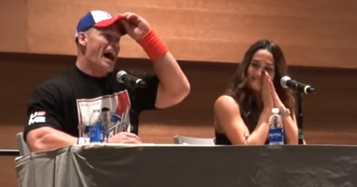 小朋友問John Cena最喜歡吃的食物是什麼？他一句「超狂回覆」讓老婆嬌羞＋全場笑炸！