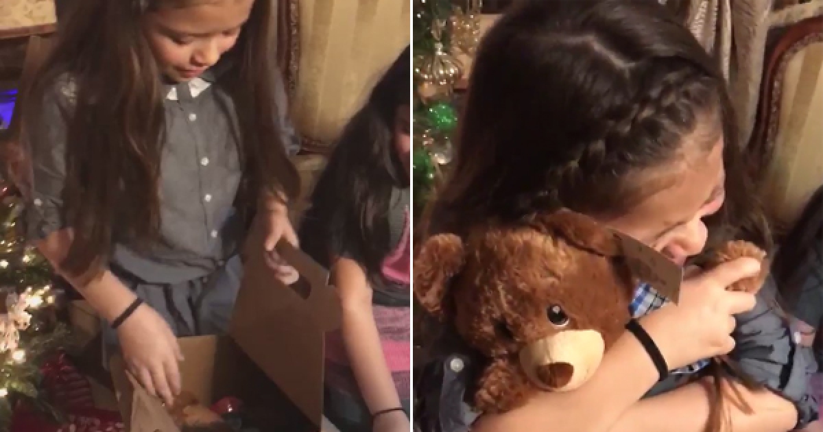 爺爺在一年前過世後姐妹倆始終傷心不已，今年聖誕節收到這個娃娃時…「裡頭的聲音」讓她們瞬間淚崩了！