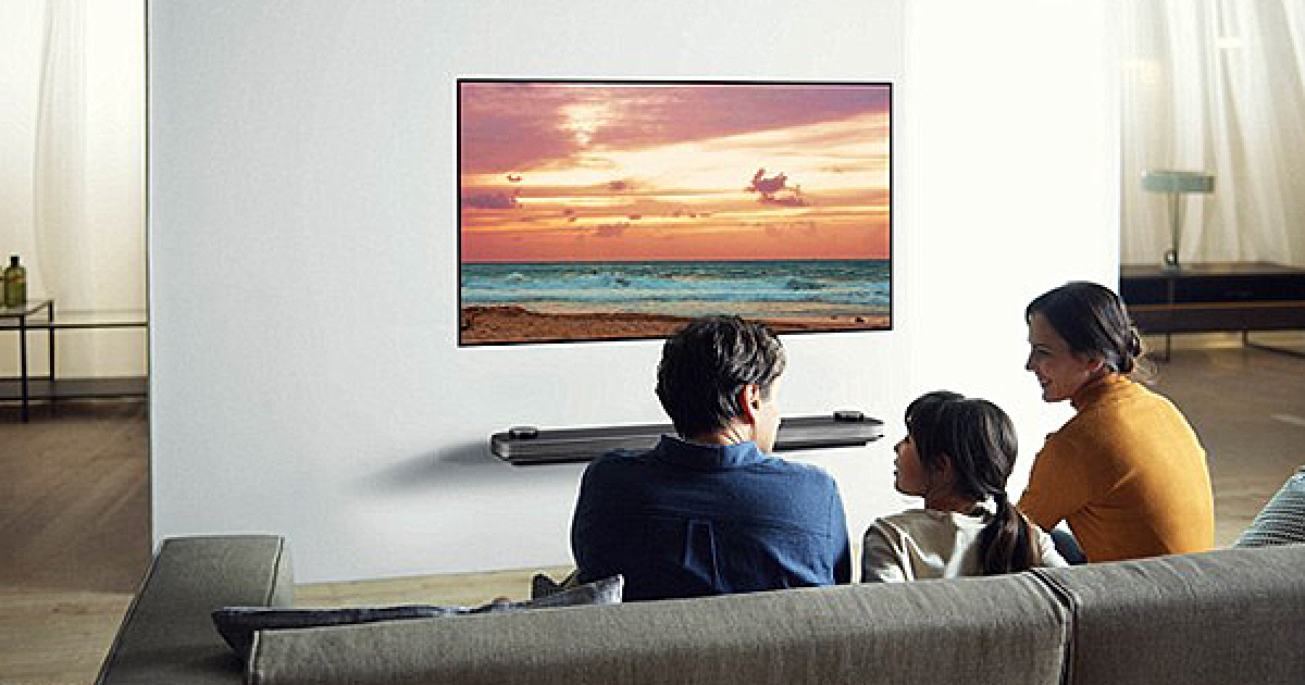 LG這次推出的電視「面板厚度只有超狂的2.57公釐」，其他廠商都傻眼感覺到威脅了！