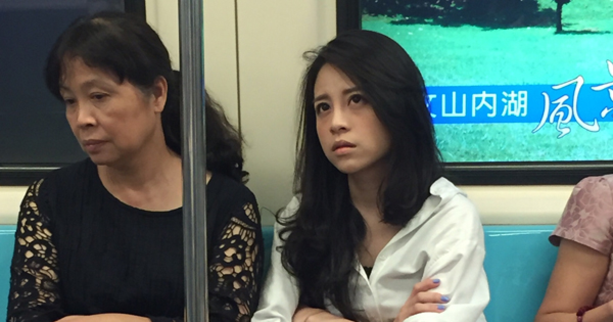 捷運裡被偷拍到的「臭臉正妹」竟然有露齒微笑照片，最新神到的照片讓大家都暴動！