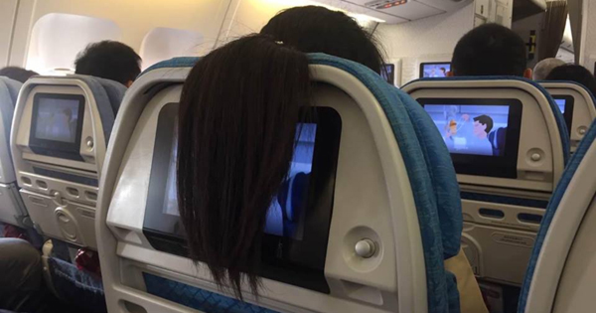 他搭飛機遇到前方乘客直接把頭髮這樣放超崩潰，接著下一個動作讓大家聯想到就笑噴了！