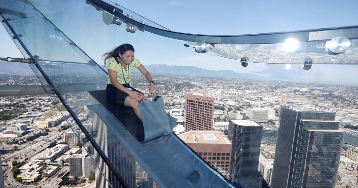 「全透明玻璃滑梯」建在美國洛杉磯70樓高空，一滑下去連靈魂都會被嚇到離身！