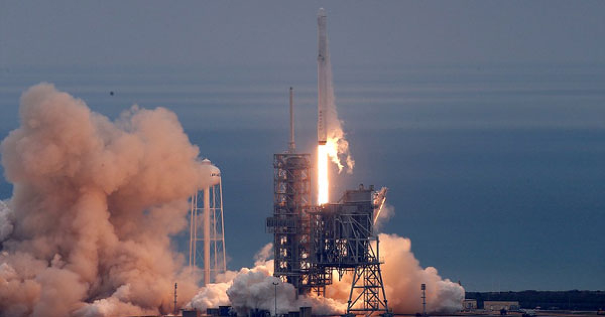 之前爆炸的SpaceX火箭終於發射成功，而且接著「火箭回到陸地」的過程讓大家都發出歡呼聲啊！