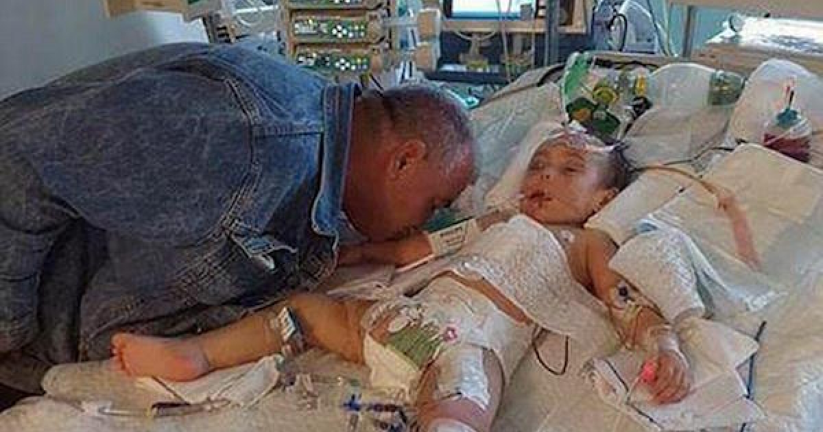 這位父親在病床前吻別「渾身是傷的2歲女兒」，然後痛苦指出她「其實是被母親殺的」…