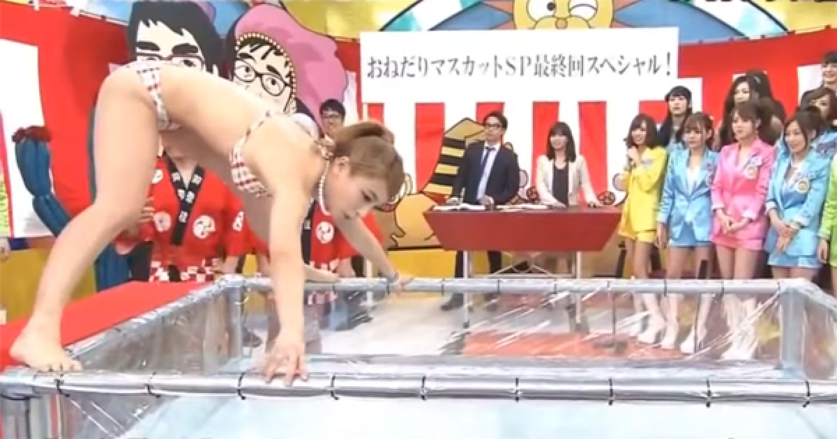 日本深夜綜藝又有狂點子「要A片女星爬過熱水池」，腿開開的畫面害大家都噴出一桶鼻血了！