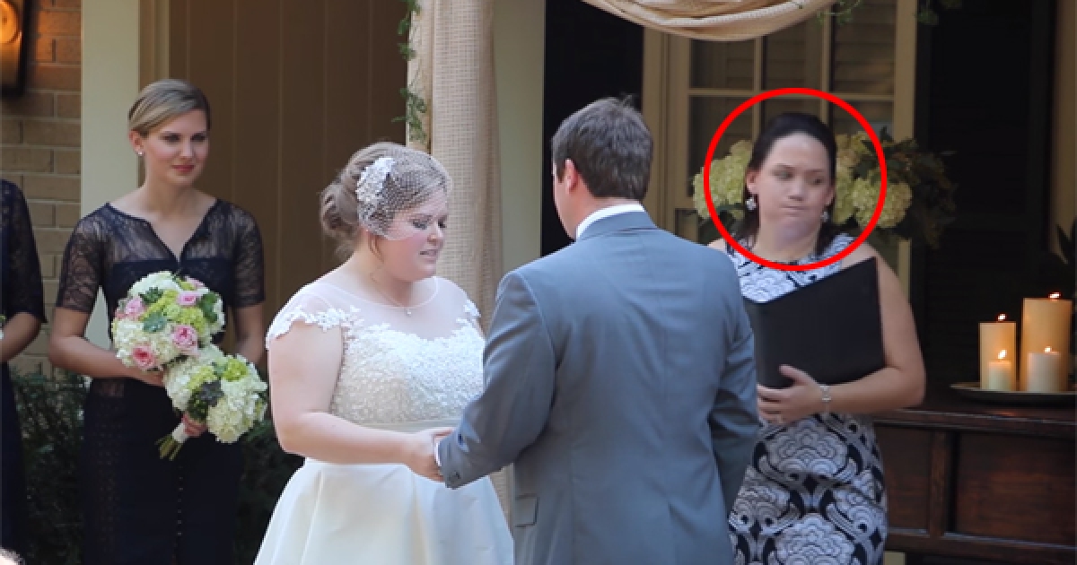 新娘深情念誓詞時「證婚人突然轉身爆吐」，尷尬一刻讓網友噴笑「說的話是有多噁心」！