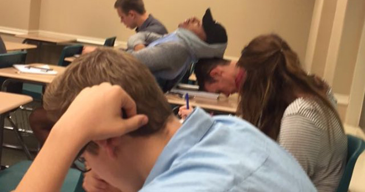 他在上課時突然瞄到2名同學的「神睡姿」，拍照上傳到社群網站後網友都覺得他們94狂！