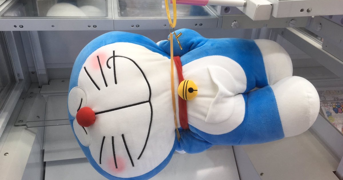 超可愛的哆啦A夢玩偶竟然會被玩壞掉，無論怎麼綁它都讓人覺得畫面很邪惡啊！