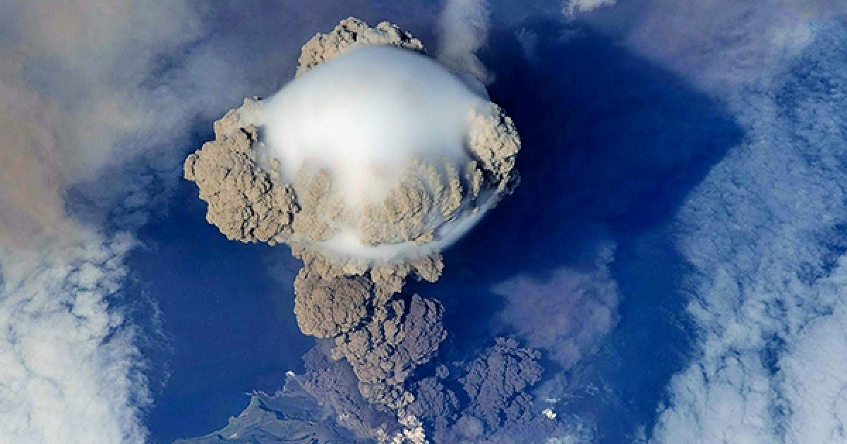 火山爆發從「上帝視角」看下去超震撼人心，瞬間就能感受到大自然的威力！