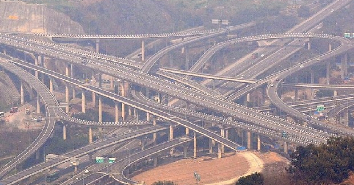 世界上最複雜的迷宮高架橋「就在中國重慶」，5層道路20個匝道的設計狂到衛星導航也錯亂！