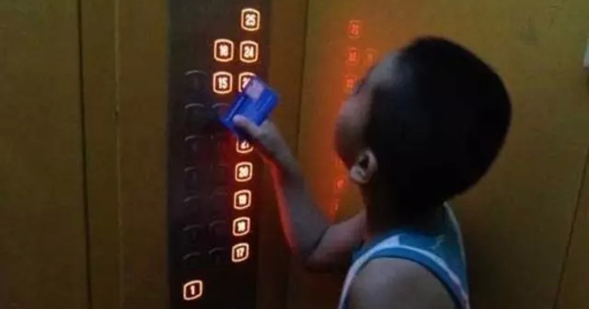 這個媽媽眼看7歲兒子亂按電梯被陌生人責罵，當場就摟住兒子然後對著大家說出這些話…