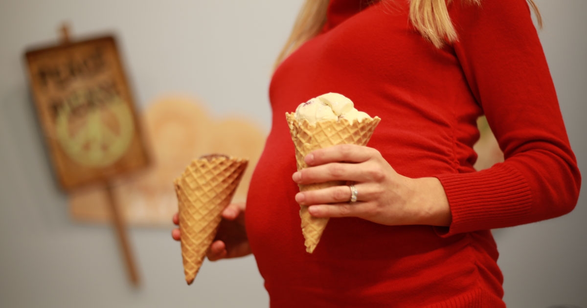 孕婦吃冰到底會不會影響胎兒氣管？產科醫生一句「神比喻」破除了多年來的迷思！
