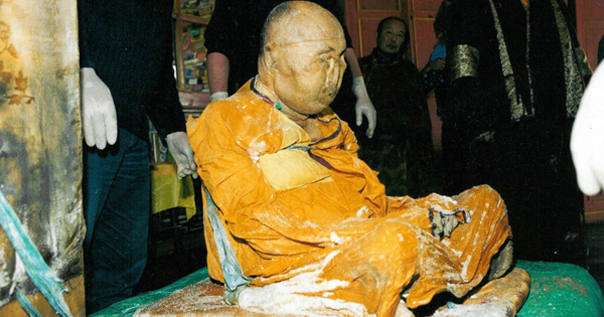 喇嘛死前交代弟子「50年後再把他挖出來」，弟子照做之後…卻在棺木內看到令他們詫異的景象！