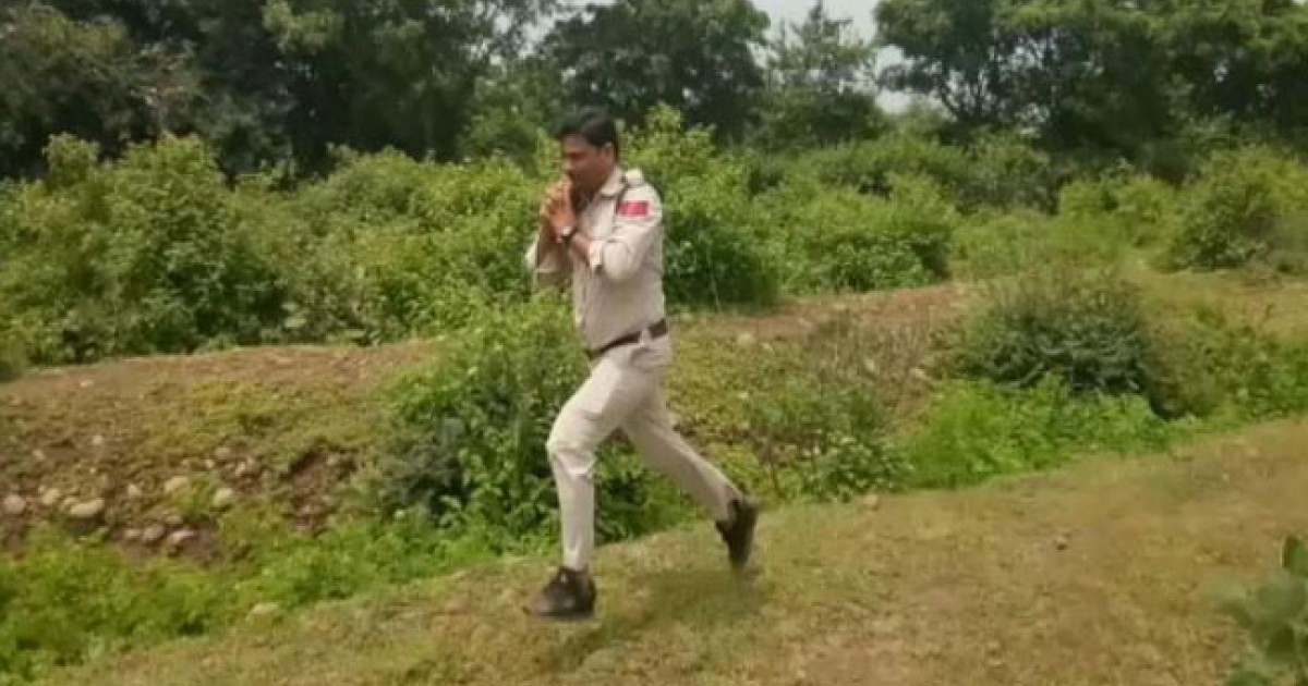 印度警官發現炸彈第一時間想到的是400名學生，下一秒他就「抱著炸彈奔走1公里」！（內有現場影片）