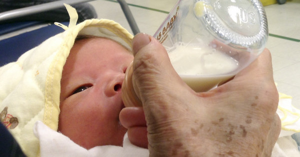媽媽餵4個月男嬰「直銷減肥奶粉」害他差點暴斃，醫師好心提醒其他父母…卻被廠商威脅「不刪文就提告」！