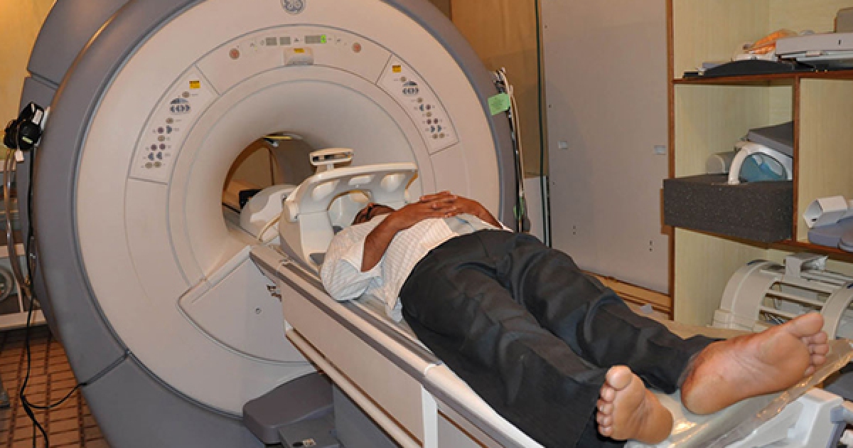 手拿金屬氧氣瓶卻被醫療人員告知「沒問題的」　下一秒他被吸進MRI儀器噴血慘死