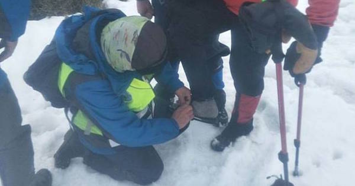 消防隊救山友「雪地脫鞋給他穿」自己受凍　同行山友卻酸救災慢：又不是背屍體，別怕！　