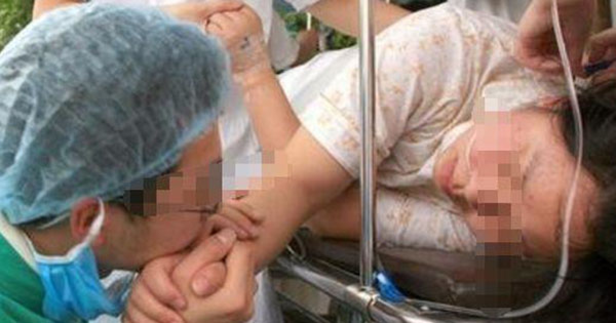 丈夫抱著老婆剛生下的女兒默默流淚　「孩子這麼重她有多痛」讓護理師也想哭了