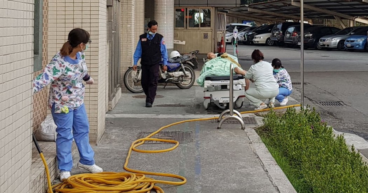 老人傷口長蛆…　3名護士幫洗腳照片瘋傳　網友直呼：溫暖了整個台灣