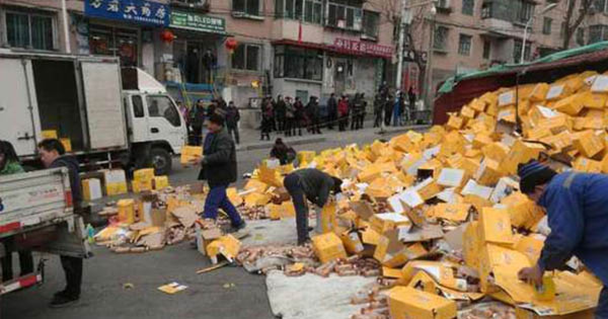 看見7萬瓶飲料灑在馬路上　中國民眾衝去撿　司機看到最後說不出話
