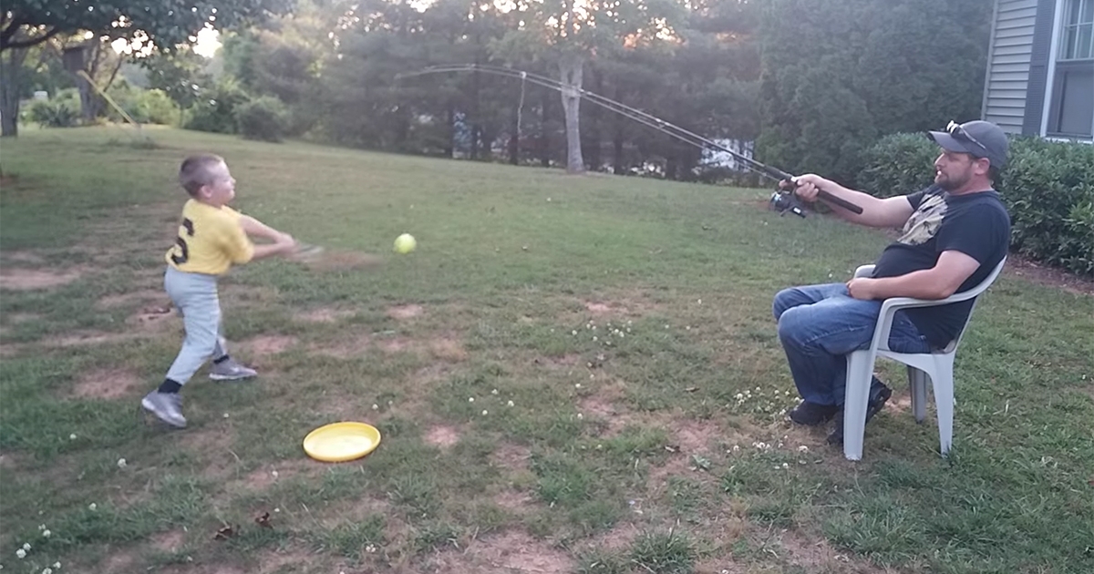 天才老爸「坐著陪兒子練球」　一個釣竿的妙用讓網友都笑翻：要學起來