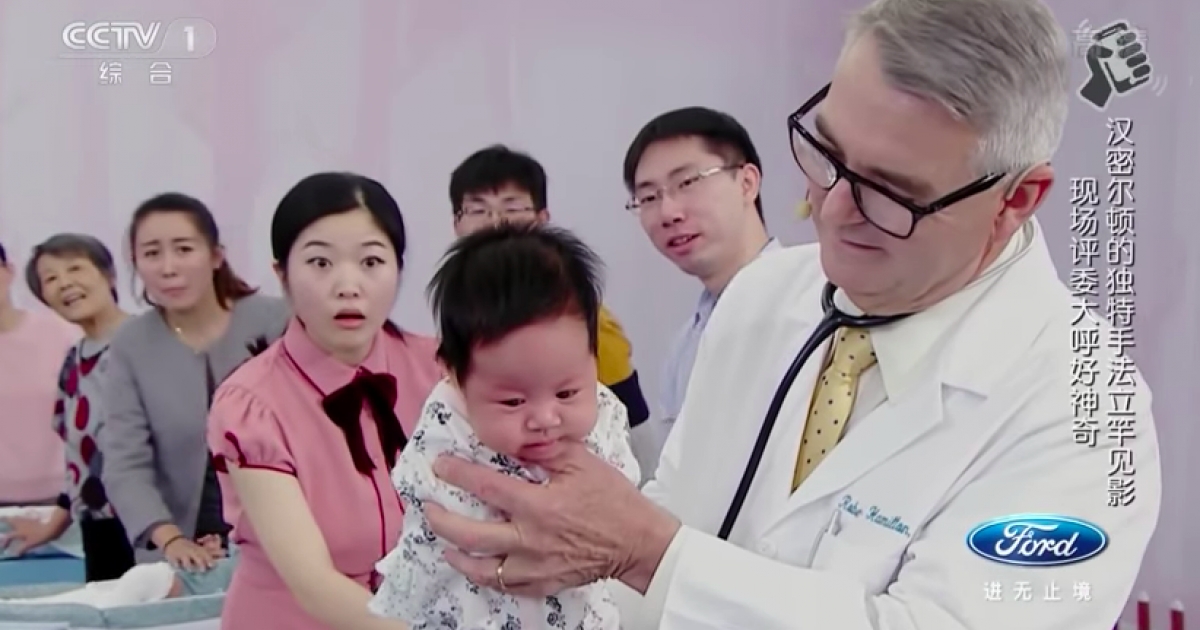 哭鬧的寶寶竟然可以「秒停哭」　醫生一抱起來神奇的事就發生了