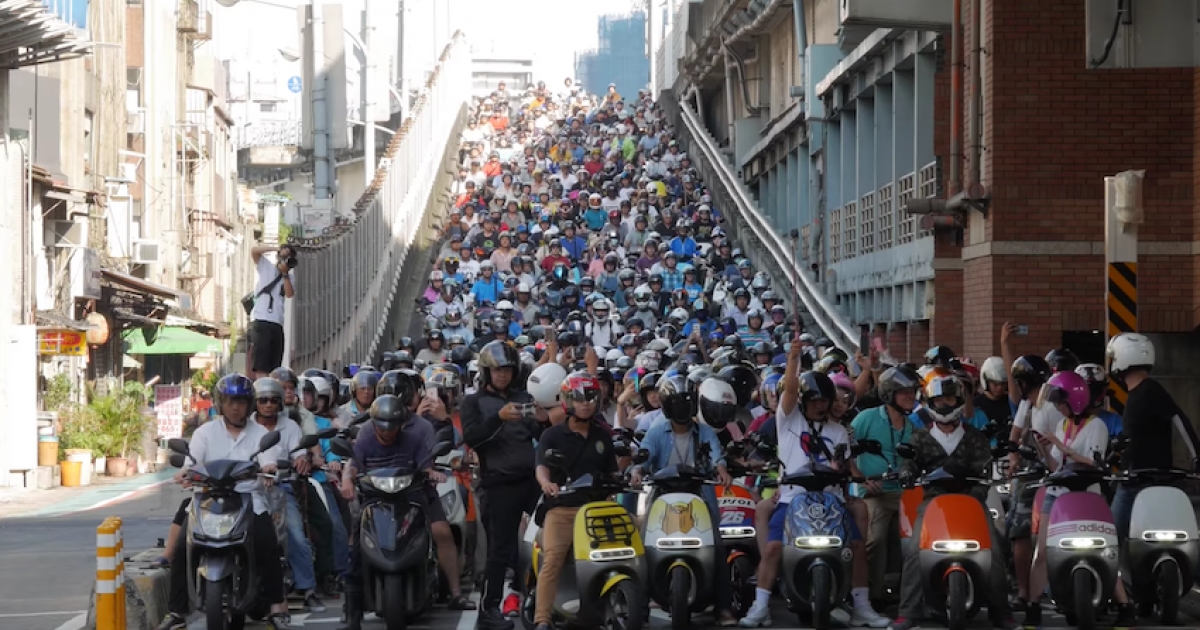 百輛電動車同時通過台北橋　快閃挑戰「無聲機車瀑布」連在地人也愣住了