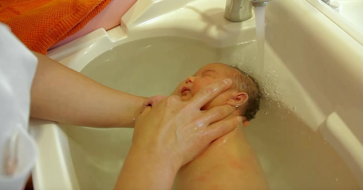 不要誤會她在虐待寶寶　她其實是在示範「獨門幫寶寶洗澡秘技」