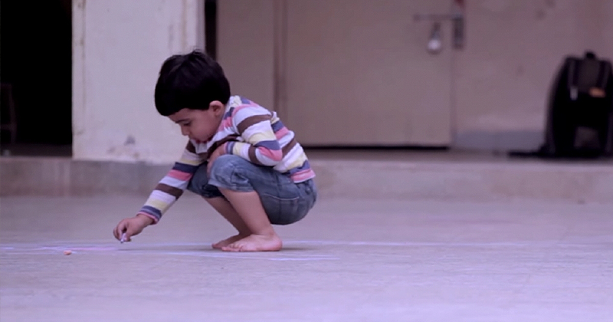 小男孩用粉筆在地上畫畫　下一秒「他躺下去」大家都淚流不止
