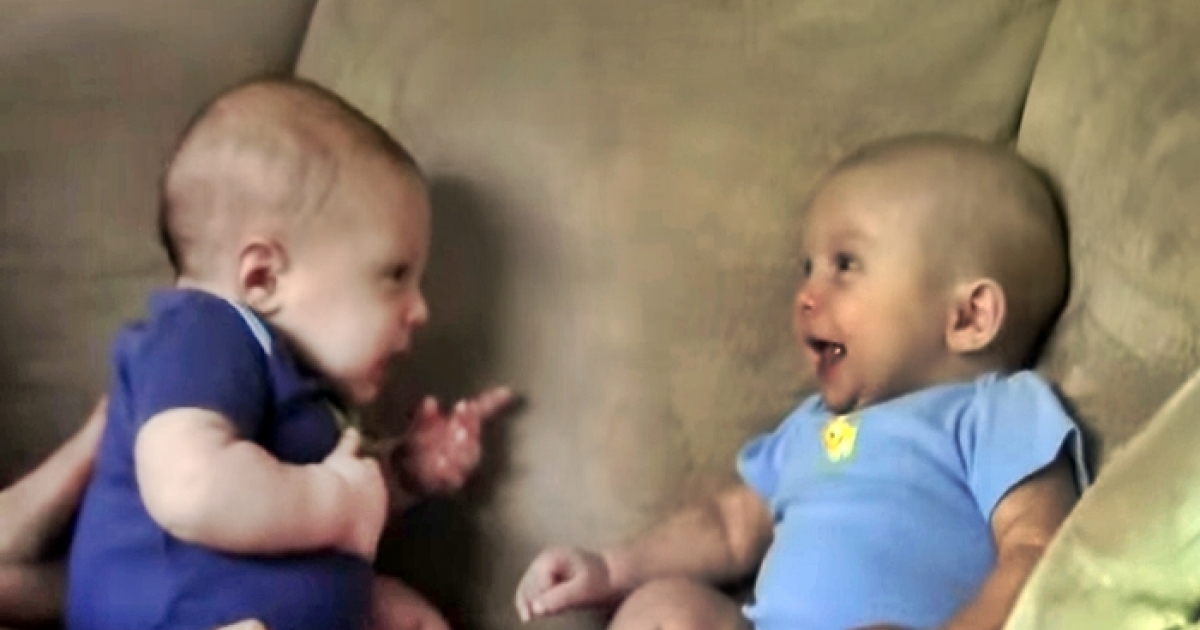 11週雙胞胎終於意識到「你跟我長一樣」　一臉好奇地緊盯對方