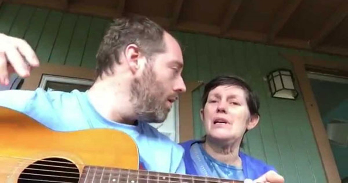 失智症媽媽忘記了所有事　但是當音樂家兒子為她唱歌奇蹟出現了