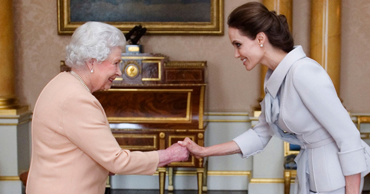 安潔莉納裘莉受英國女王親封女爵　一抵達現場「貴族氣質」驚艷全場
