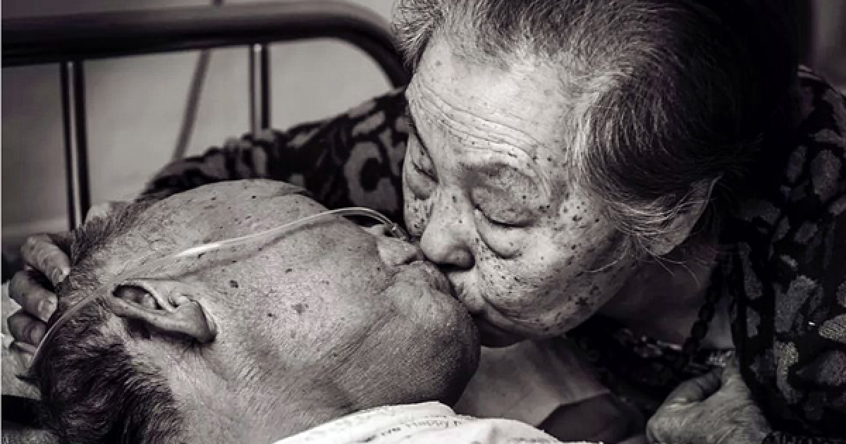 「相伴80年，這次真的要走了」　白髮夫妻一張吻別照逼出萬人眼淚