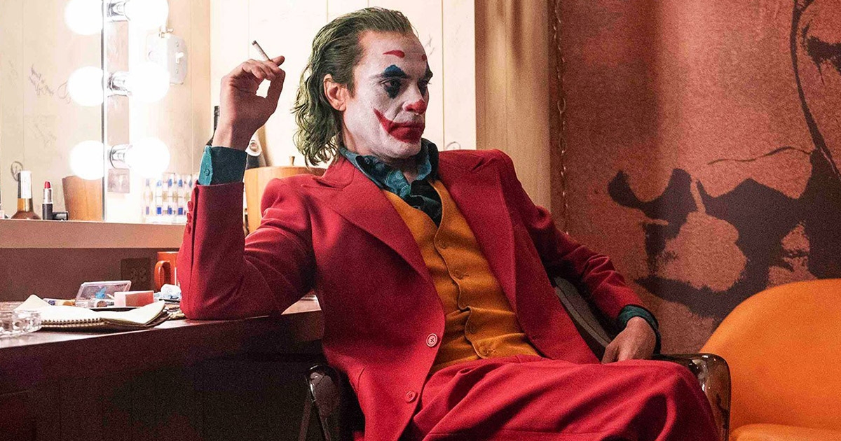 徹底拍出現代人的疏離　《小丑》榮登全球首部「票房10億」的R級漫改電影！