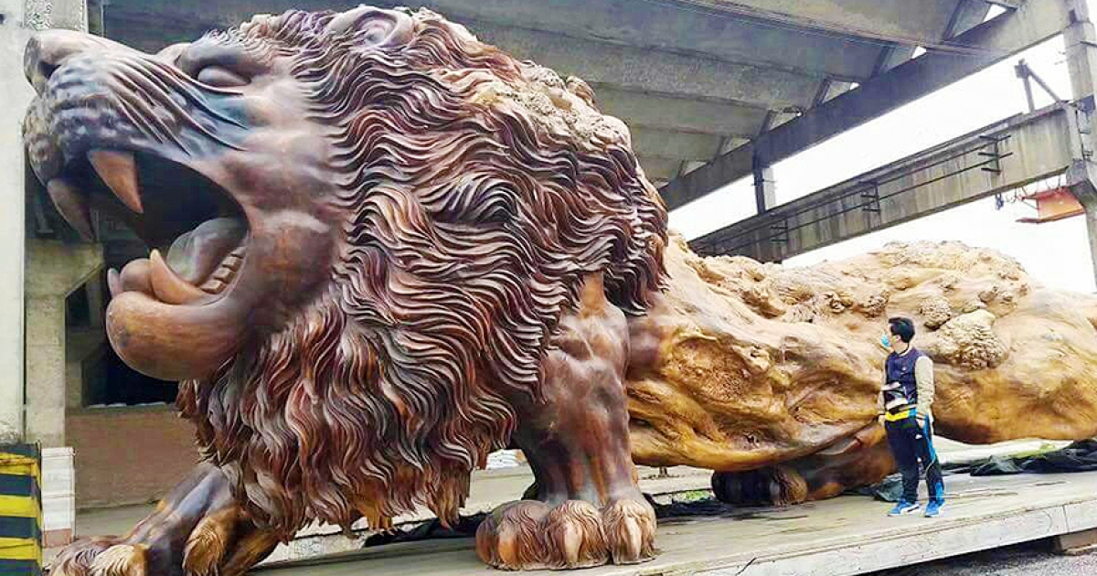 22位木雕大師合力雕刻出「世界最大獅子木雕」　重達39噸、花3年才完成偉大之作