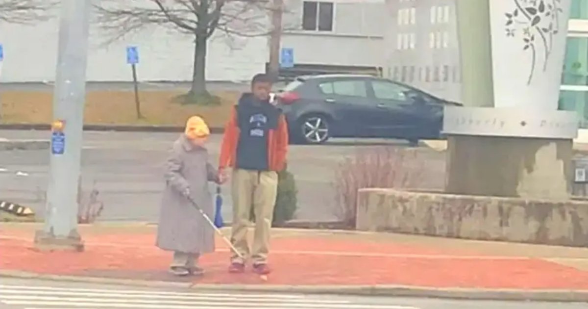 視障阿嬤要過馬路...　15歲少年「牽手暖護送」被拍下：我只是在做該做的事