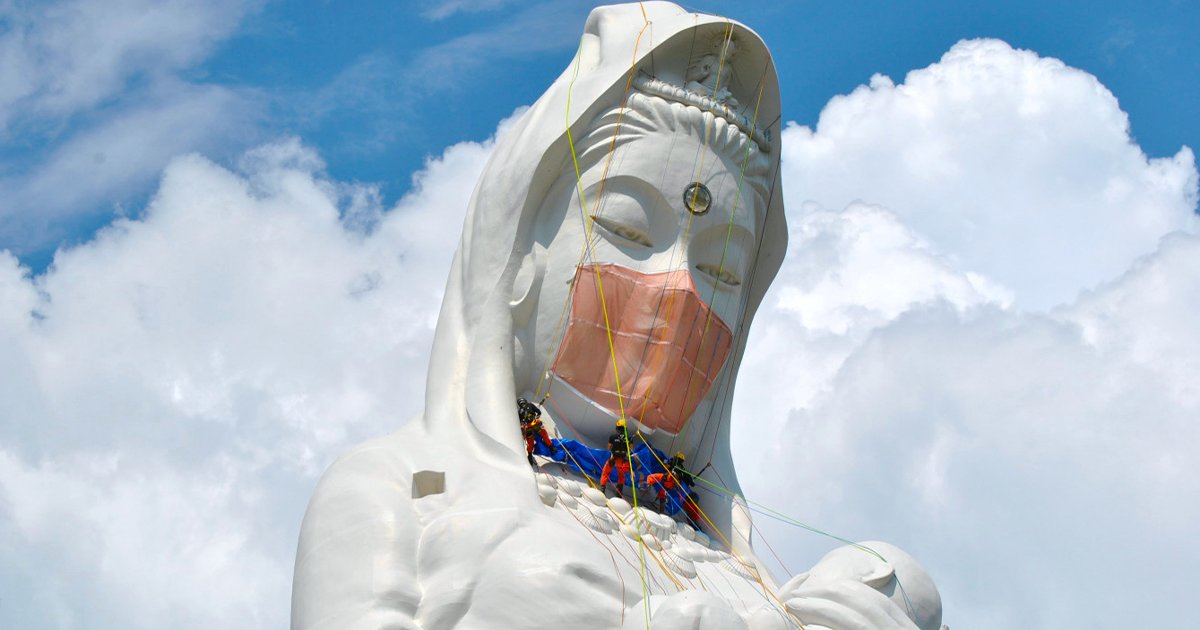 日本為57公尺巨型觀音像「戴口罩」　工作人員：祈願疫情退去