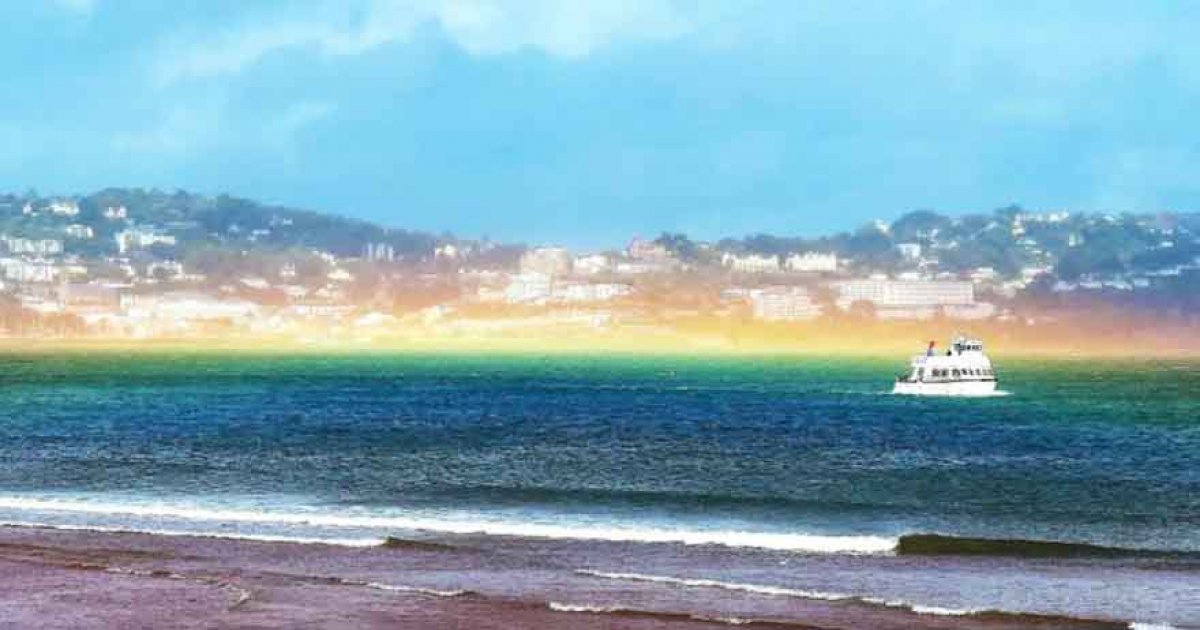 美呆了！　海岸出現超罕見「水上彩虹」　籠罩海平面太夢幻：彷彿在空中航行